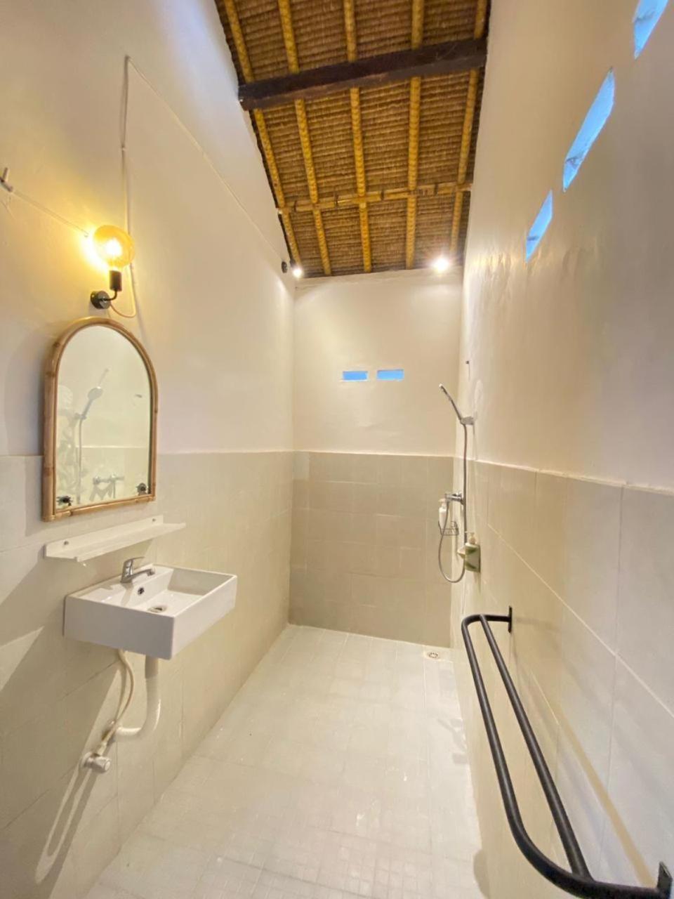 Surf Shack Grupuk Hotel Bumbang Exterior photo
